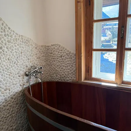 Drevenica Feriehus Sambron